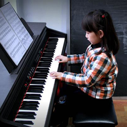 孩子过早学习钢琴易骨骼畸形
